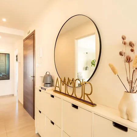 Modern 3bd Spacious With Terrace - Close To Yacht Marina アパート ムサイダ