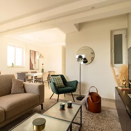 Modern 3bd Spacious With Terrace - Close To Yacht Marina アパート ムサイダ