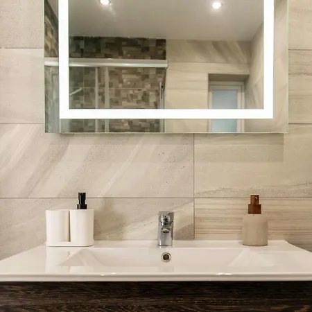 Modern 3bd Spacious With Terrace - Close To Yacht Marina *